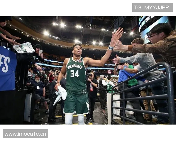 字母哥半场表现受限仅得13分5板3助2断3失误状态堪忧 字母哥半场表现受限仅得13分5板3助2断3失误状态堪忧