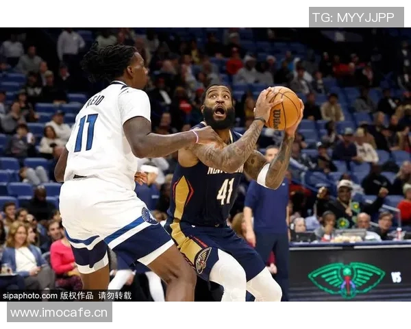 爱德华兹半场表现亮眼10投4中贡献15分3助攻罚球全中助球队争取胜利