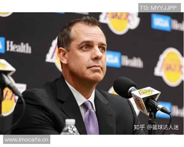 老詹在湖人战术体系中的定位分析与角色转变探讨